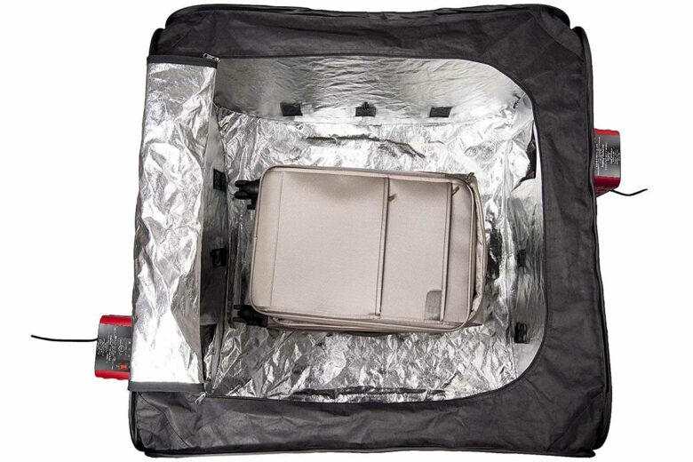 Une valise dans un caisson chauffant.