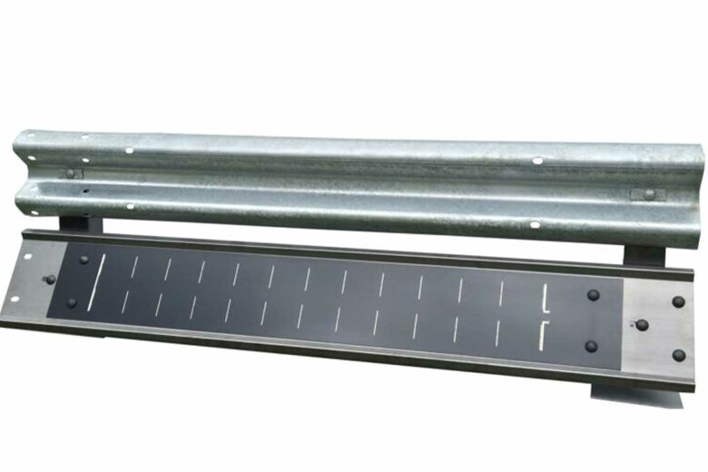 Une glissière de sécurité avec des panneaux solaires.