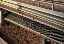 Deux entreprises s'associent pour créer et tester des glissières de sécurité dotées de panneaux photovoltaïques. Photo d'illustration non contractuelle.