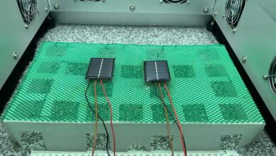 Des cellules solaires refroidies passivement avec de l'hydrogel lors d'essais en laboratoire.