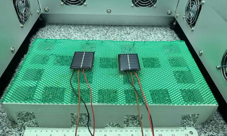 Des cellules solaires refroidies passivement avec de l'hydrogel lors d'essais en laboratoire.