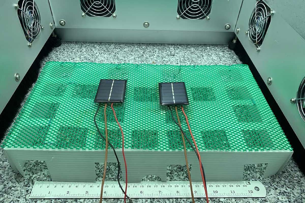 Des cellules solaires refroidies passivement avec de l'hydrogel lors d'essais en laboratoire.