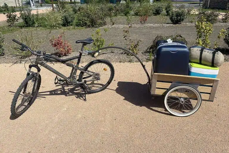 Un vélo avec une remorque chargée.
