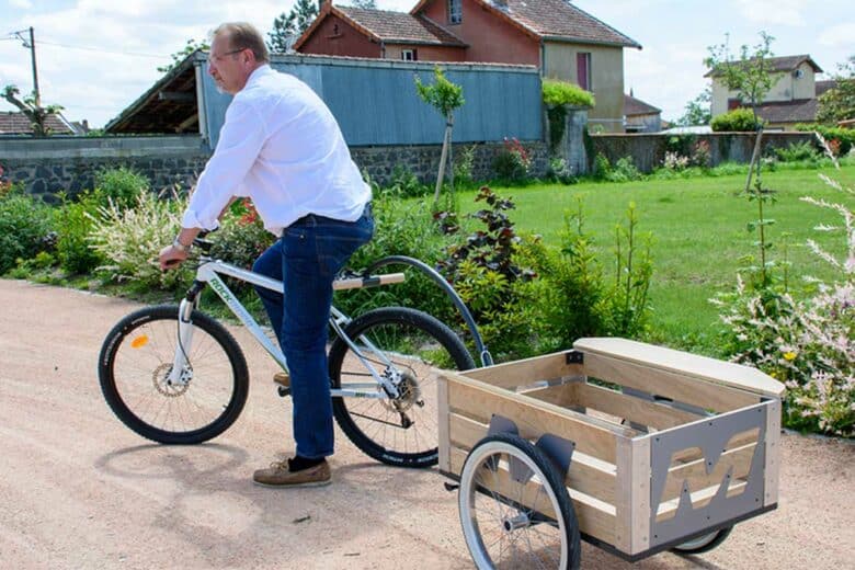 Denis Beauvais tracte sa remorque à vélo.