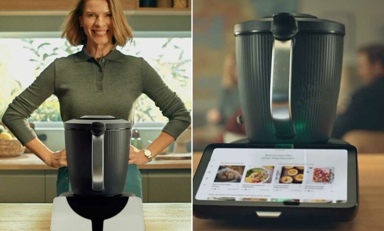 Une femme et le Thermomix TM7.