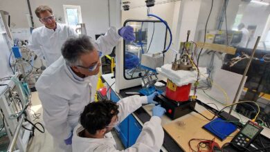 Des chercheurs réalisant des essais en laboratoire pour la transformation des déchets radioactifs.