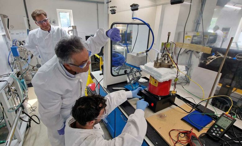 Des chercheurs réalisant des essais en laboratoire pour la transformation des déchets radioactifs.