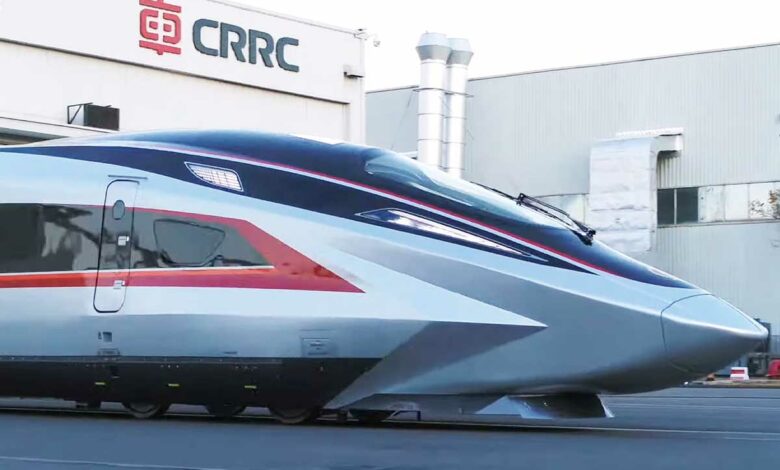 Le train CR450AF sortant des ateliers de fabrication de CRRC.