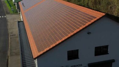 Une toiture en tuiles photovoltaïques.
