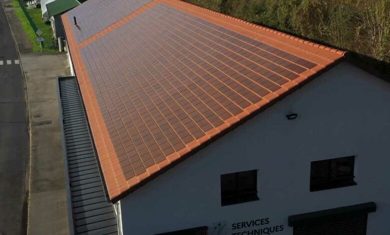 Une toiture en tuiles photovoltaïques.