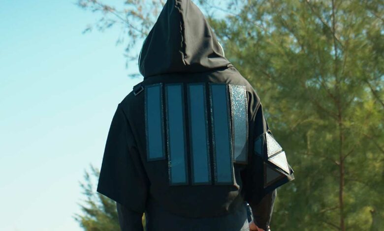 Une personne porte une cape solaire.