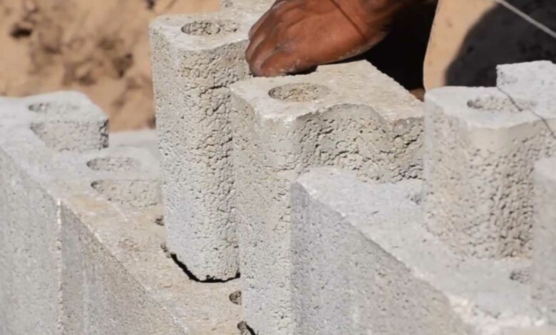 « Une construction deux fois plus rapide », l'invention d'un moellon qui s'emboite tel un Lego.