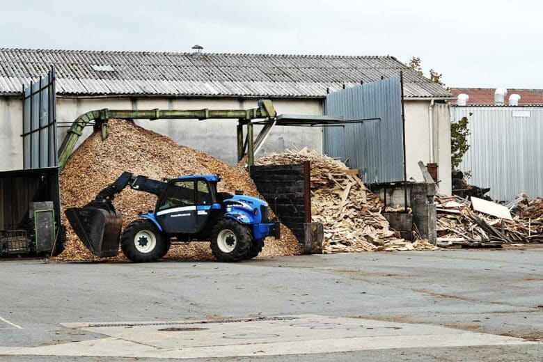 Des déchets de bois issus d'une usine de parquet en France.