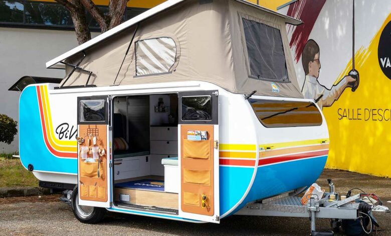 Une caravane vintage à mi chemin entre le van et la caravane.