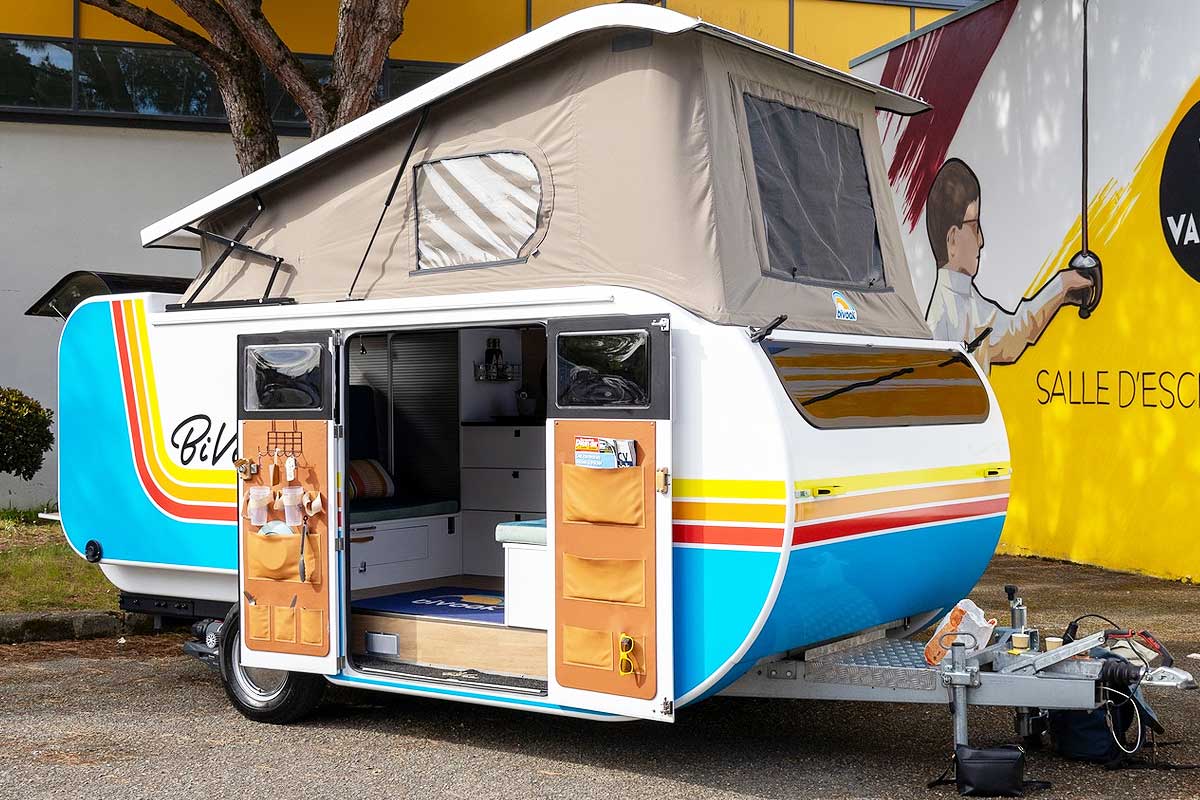 Une caravane vintage à mi chemin entre le van et la caravane.