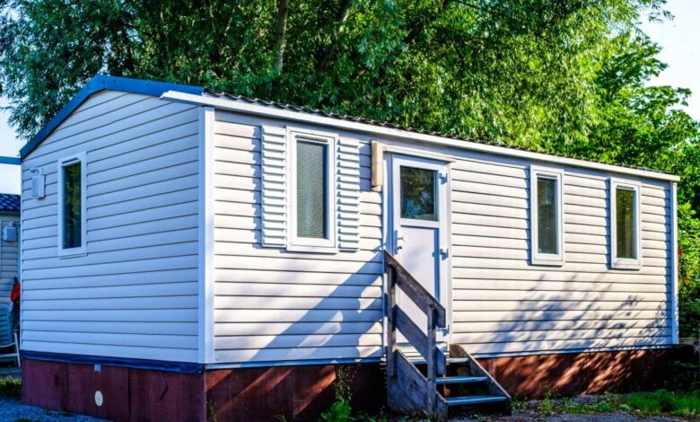 Un mobil-home sur un terrain de camping.