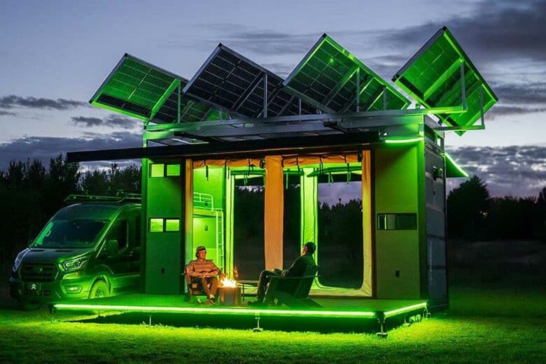 La remorque Canopy à la nuit qui tombe avec ses éclairages LED.