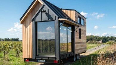 Une tiny house avec une grande baie vitrée.