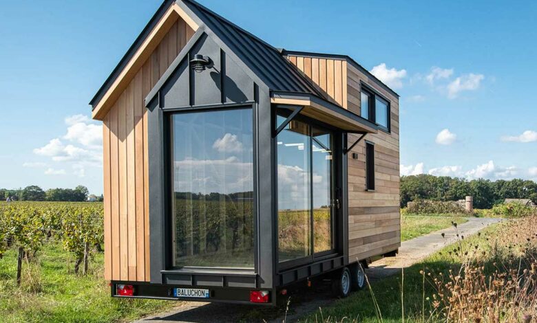 Une tiny house avec une grande baie vitrée.