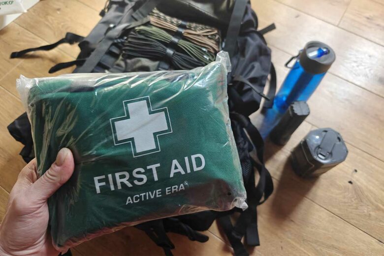 Un kit de premiers soins.