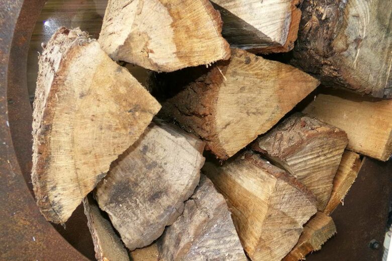 Des buches de bois.
