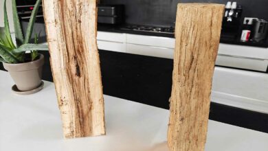 Deux buches de bois sur un plan de travail.