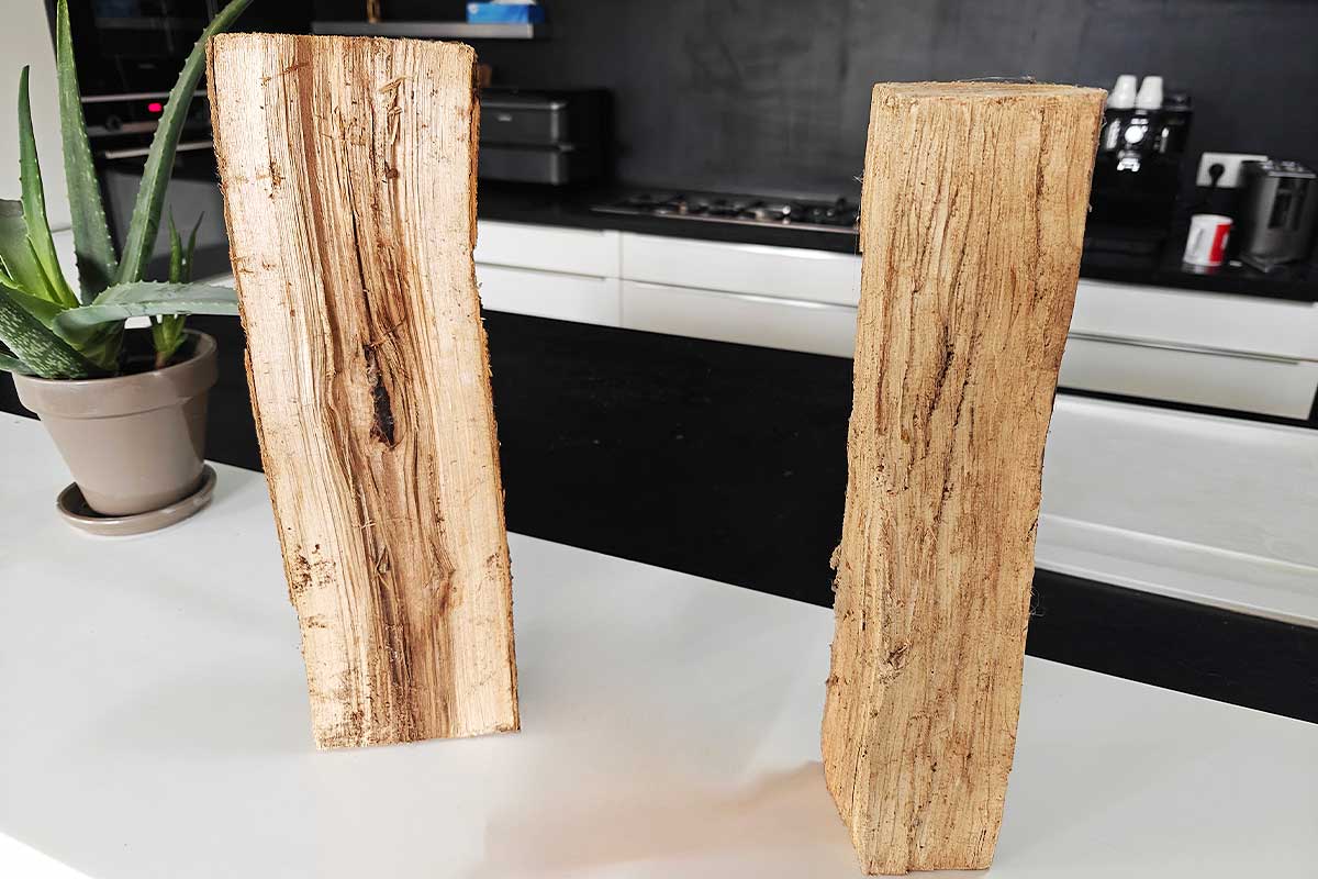 Deux buches de bois sur un plan de travail.