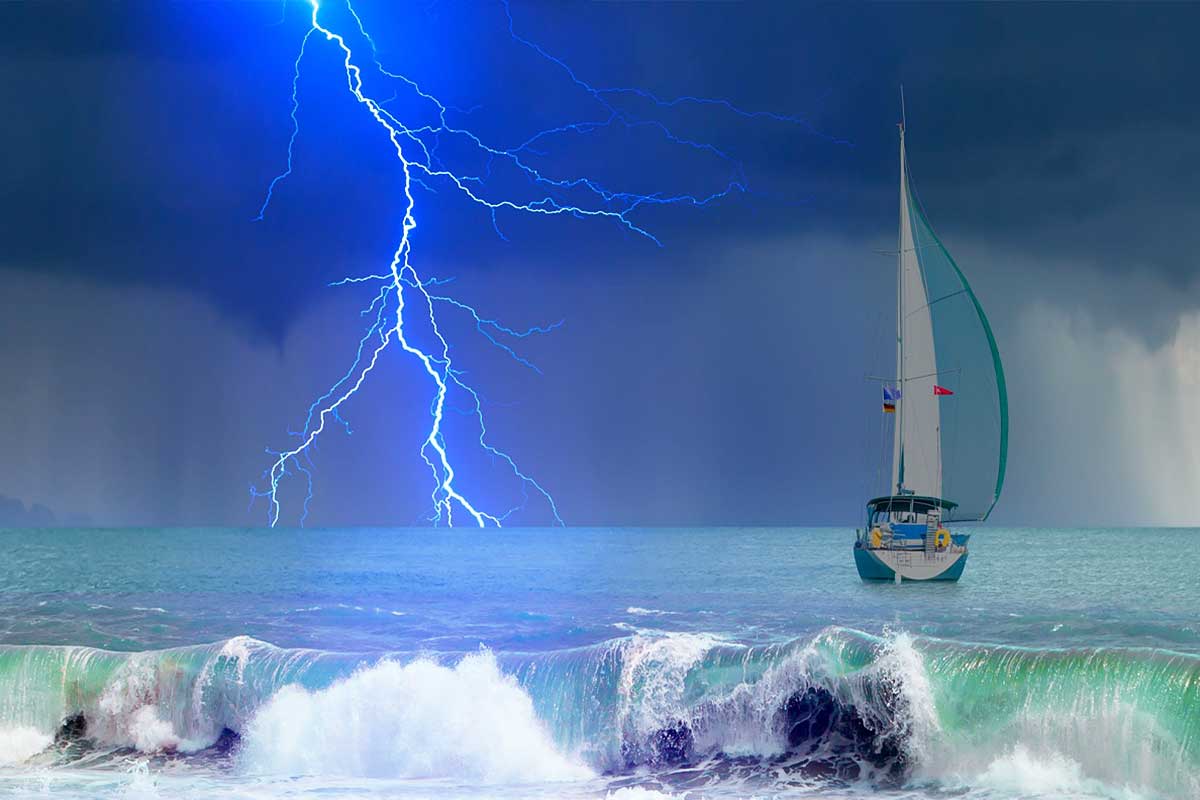 La foudre tombe sur la mer à l'horizon.