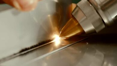Un poste à souder laser multifonctions utilisé par un homme.