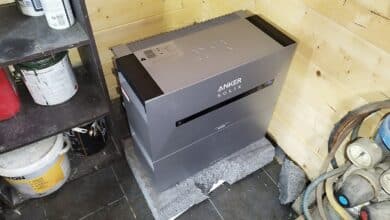 Installation de la Solarbank Anker Solix dans mon abri de jardin, bien protégée et sécurisée.