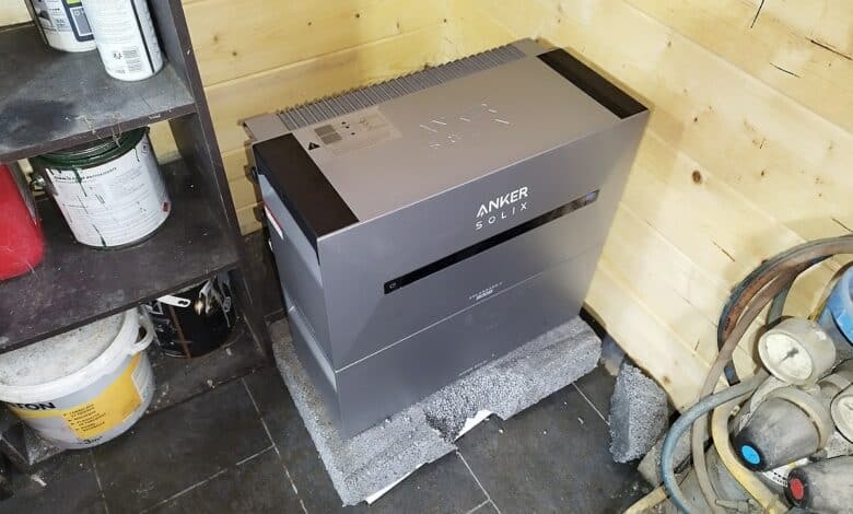 Installation de la Solarbank Anker Solix dans mon abri de jardin, bien protégée et sécurisée.