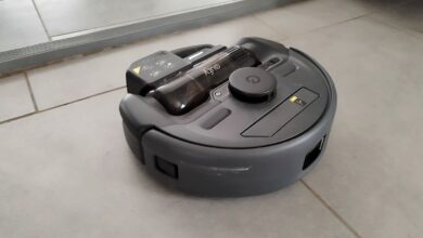 Le eufy E20 3-en-1 en mode robot, prêt pour un nettoyage autonome.