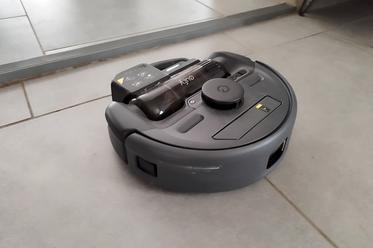 Le eufy E20 3-en-1 en mode robot, prêt pour un nettoyage autonome.