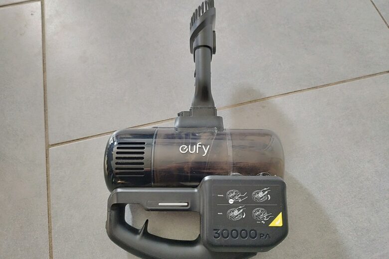 Le bloc moteur du eufy E20 3-en-1 utilisé en aspirateur à main compact.