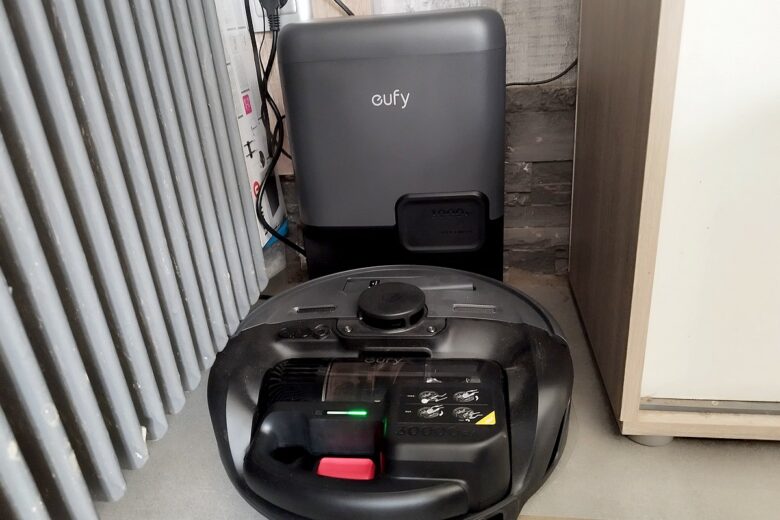 Le robot eufy E20 3-en-1 revient se recharger et vider son bac automatiquement.