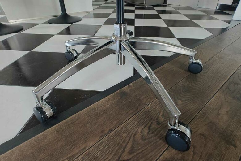 Le support à roulette de la chaise.