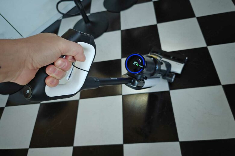 Test de nettoyage humide sur du carrelage.