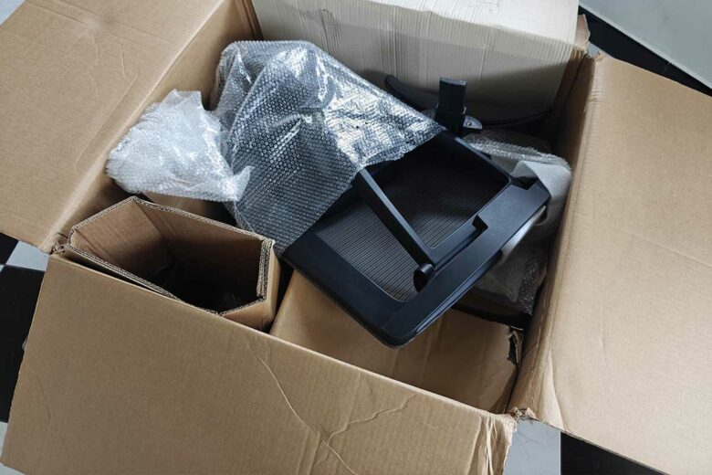 Le carton d'emballage.