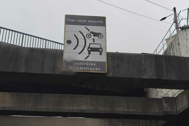 Attention, zone de contrôle sur votre trajet.