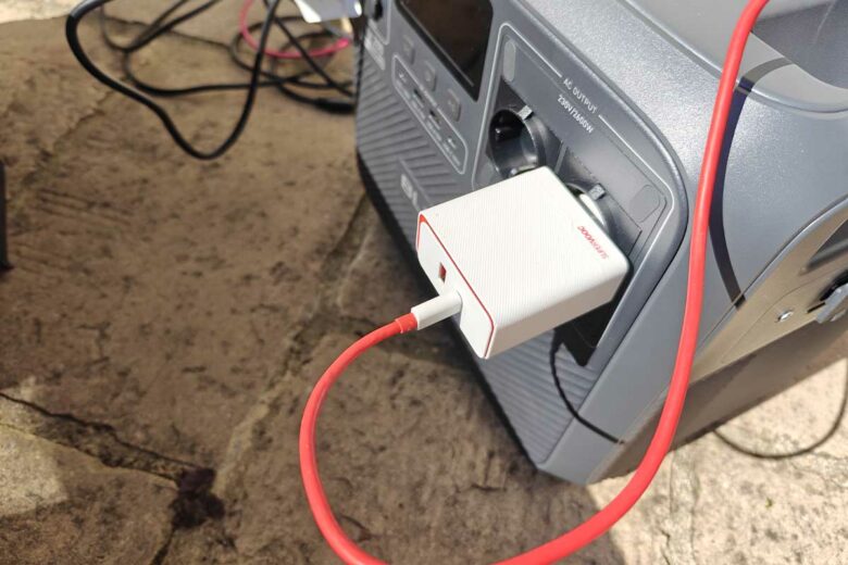 La batterie est équipée de 2 prises 220 V.