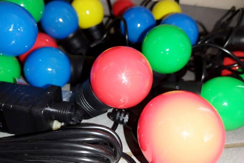 Zoom sur les ampoules colorées de la guirlande solaire Guinguette GuirLED, ambiance festive garantie !