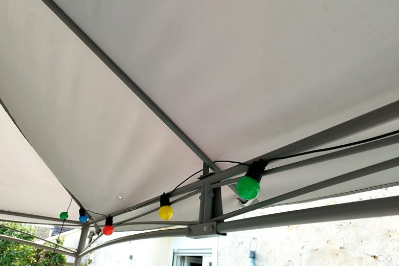 Installation facile sous la tonnelle : la guirlande solaire Guinguette GuirLED trouve vite sa place !