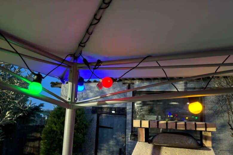 Une ambiance guinguette dès la nuit tombée avec la guirlande solaire Guinguette GuirLED.