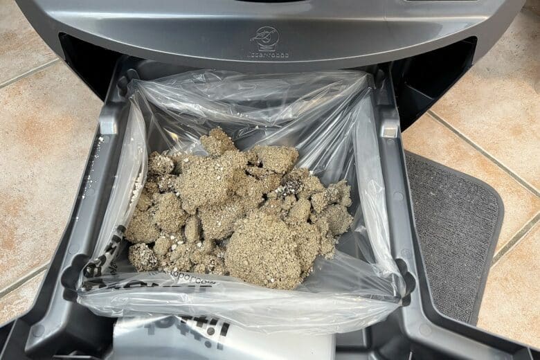 Le bac à déchets du Litter-Robot 3 Connect avec litière agglomérée, prêt à être vidé.