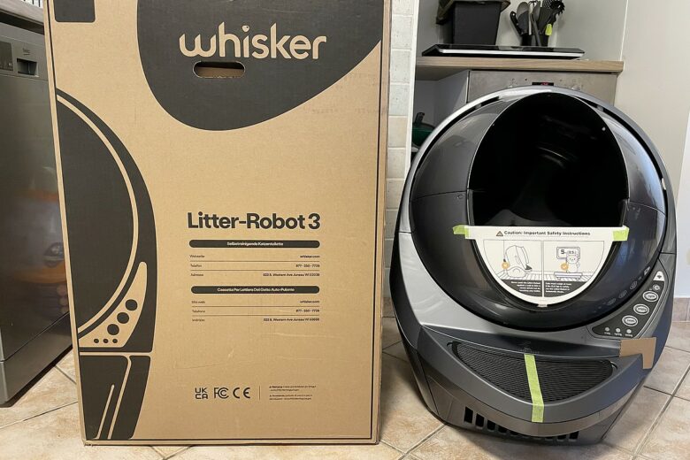 Le Litter-Robot 3 Connect sorti de son carton : design futuriste et prêt à l’emploi.