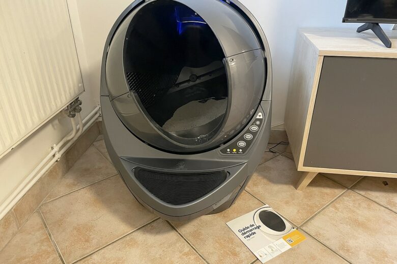 Litter-Robot 3 Connect installé, guide à portée de main pour une mise en route rapide.