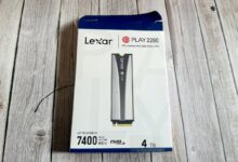Boîte du Lexar Play 2280 SSD 4 To, affichant ses performances allant jusqu’à 7400 Mo/s et sa capacité généreuse.
