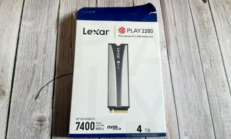 Boîte du Lexar Play 2280 SSD 4 To, affichant ses performances allant jusqu’à 7400 Mo/s et sa capacité généreuse.