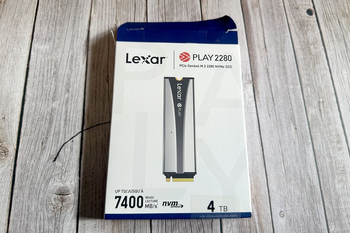 Boîte du Lexar Play 2280 SSD 4 To, affichant ses performances allant jusqu’à 7400 Mo/s et sa capacité généreuse.