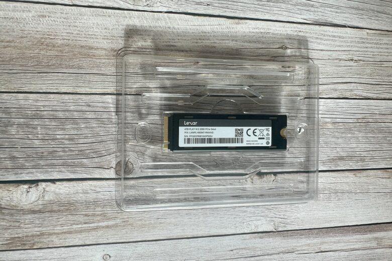 Le Lexar Play 2280 SSD 4 To bien protégé dans son emballage, prêt à être installé sur PS5 ou PC.